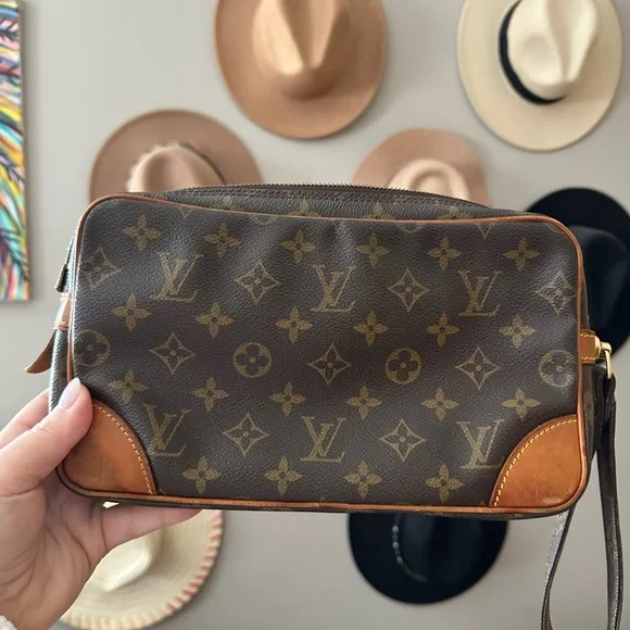 Louis Vuitton Brown Monogram clutch - Picture 2 of 9